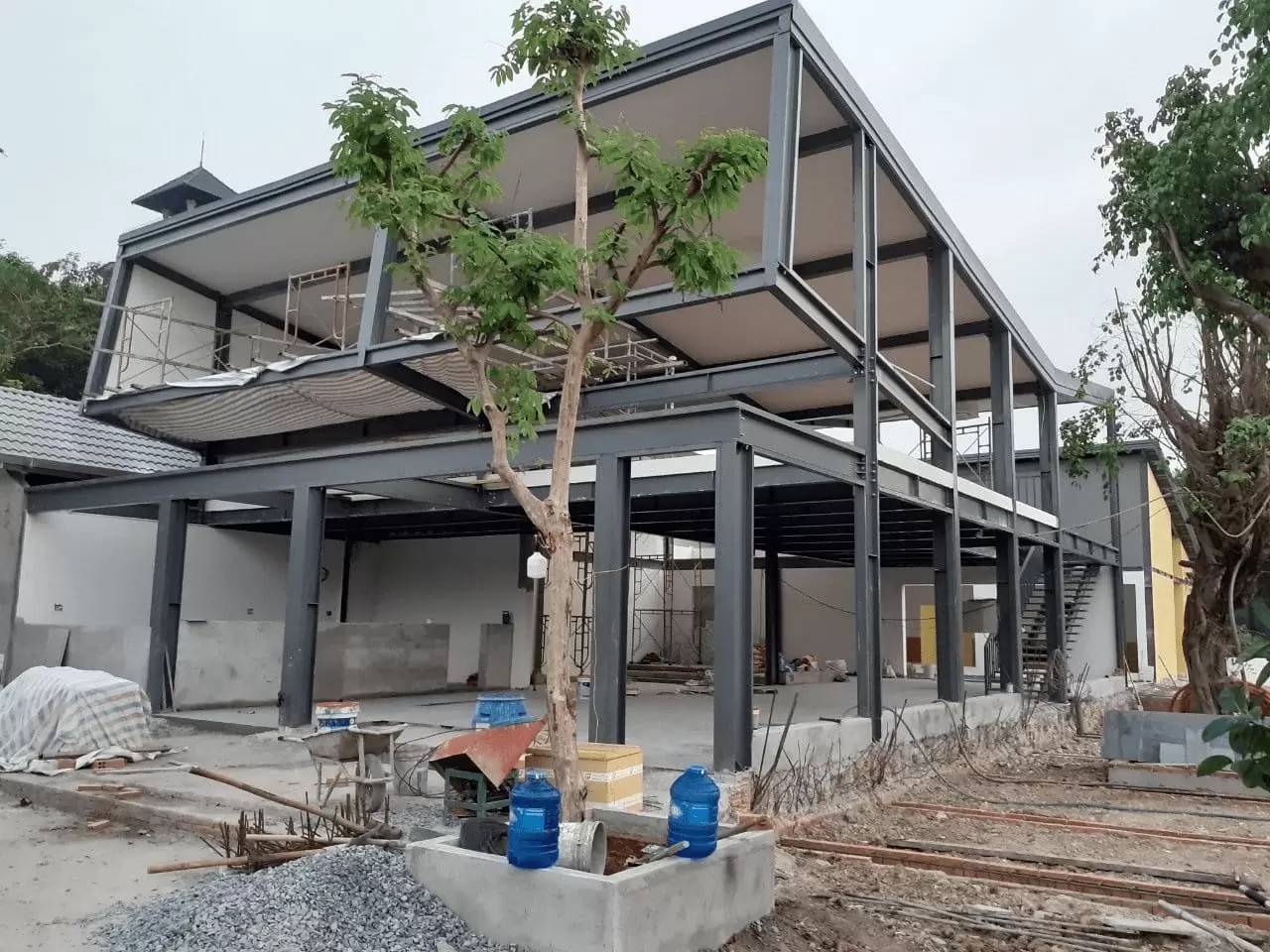 NHỮNG TÍNH NĂNG VÀ PHƯƠNG PHÁP THI CÔNG NHÀ KHUNG THÉP